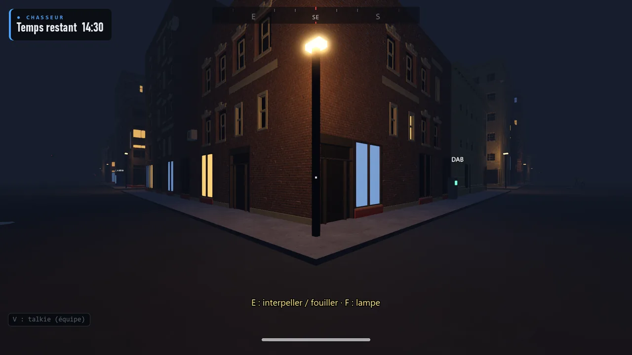 Vue du chasseur : un carrefour de nuit sous un lampadaire, une boussole en haut